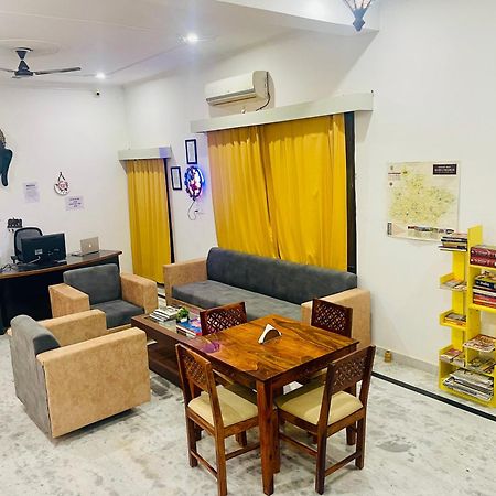 La Curcuma Luxury Homestay ขชุราโห ภายนอก รูปภาพ