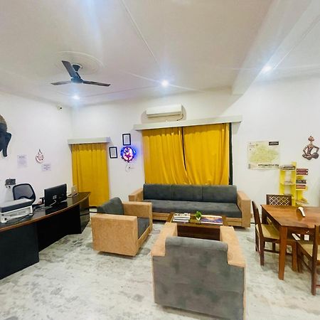 La Curcuma Luxury Homestay ขชุราโห ภายนอก รูปภาพ