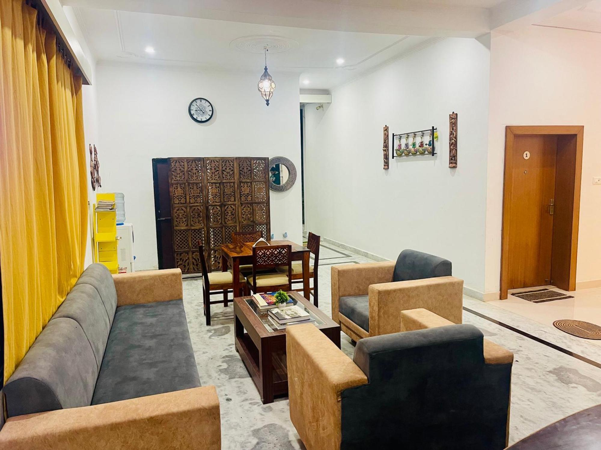 La Curcuma Luxury Homestay ขชุราโห ภายนอก รูปภาพ
