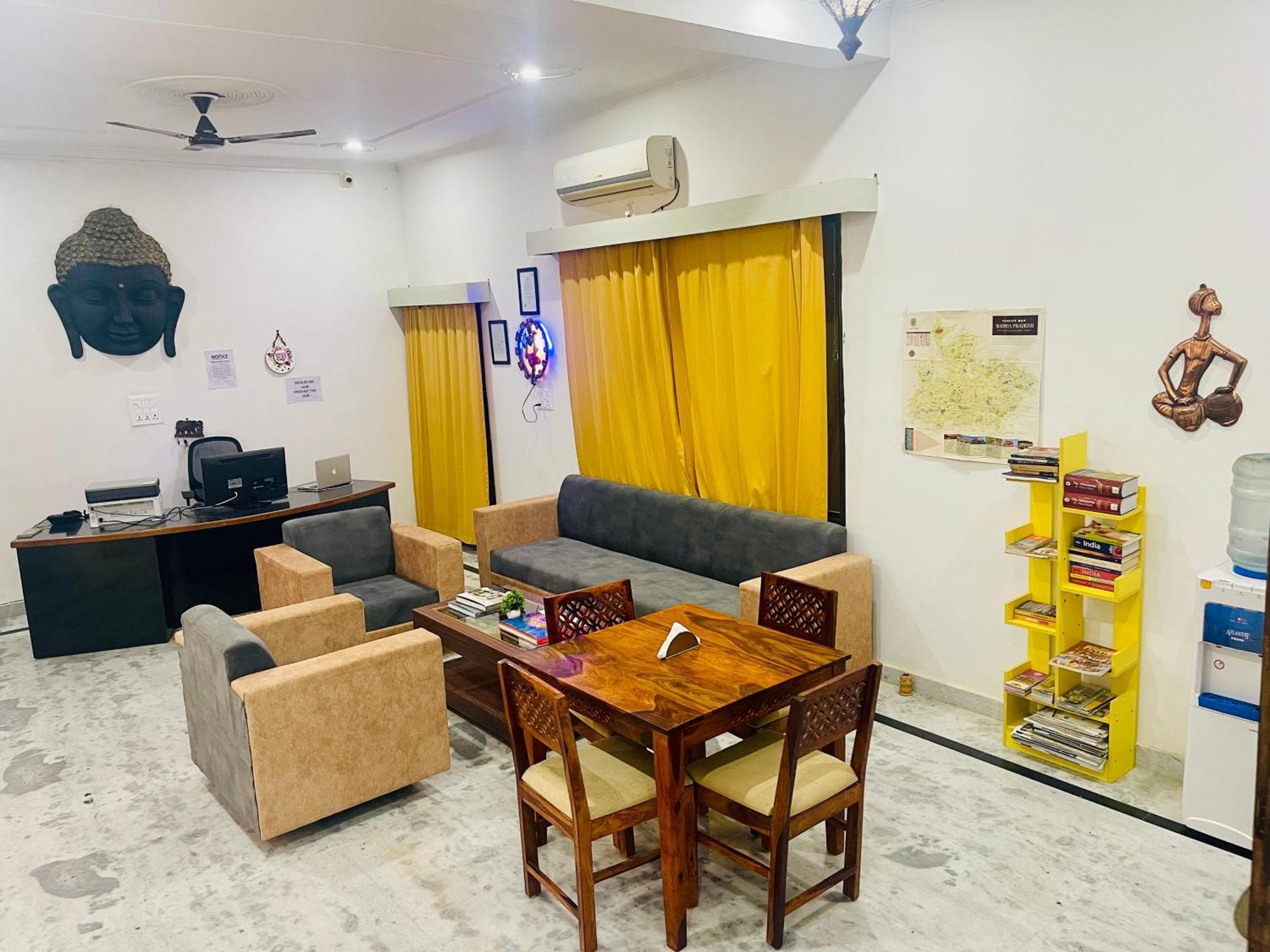 La Curcuma Luxury Homestay ขชุราโห ภายนอก รูปภาพ