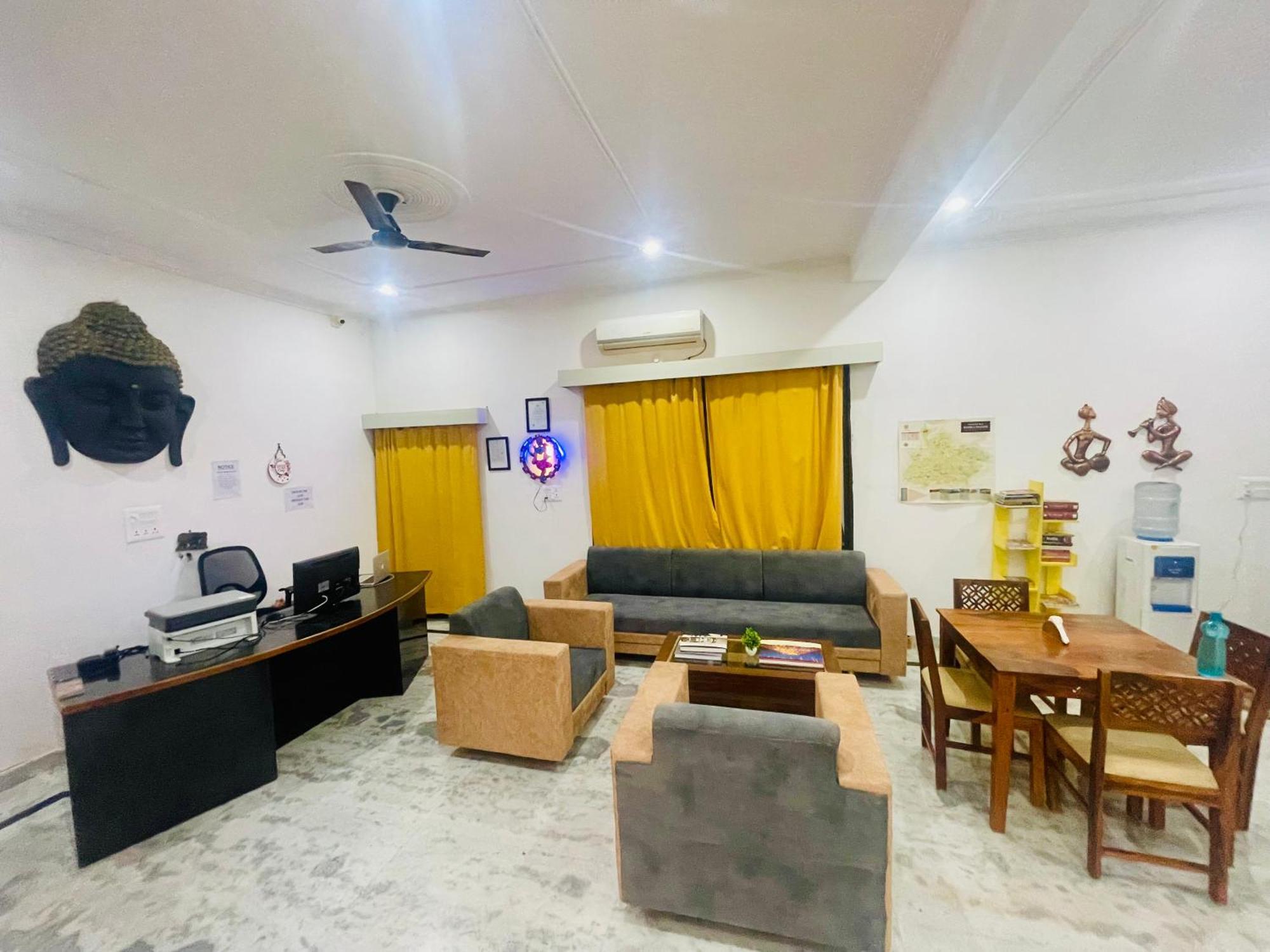 La Curcuma Luxury Homestay ขชุราโห ภายนอก รูปภาพ