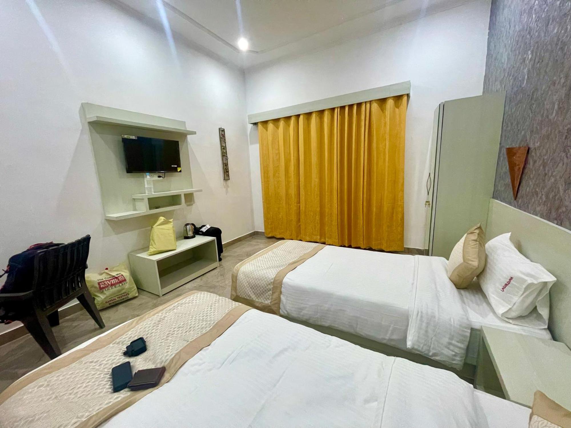 La Curcuma Luxury Homestay ขชุราโห ภายนอก รูปภาพ
